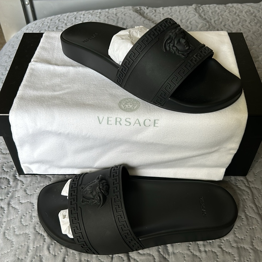 Men’s Versace black Medusa face slidesNIB
